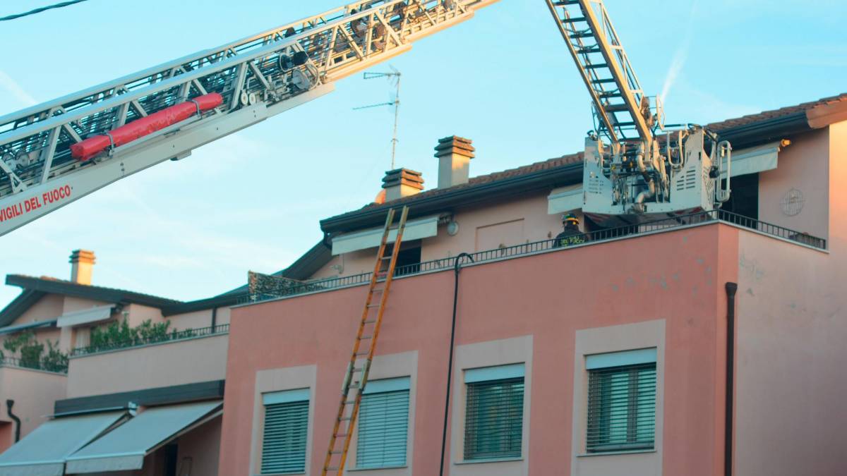 Massa Lombarda, frigorifero prende fuoco in cucina: soccorsa una coppia di anziani