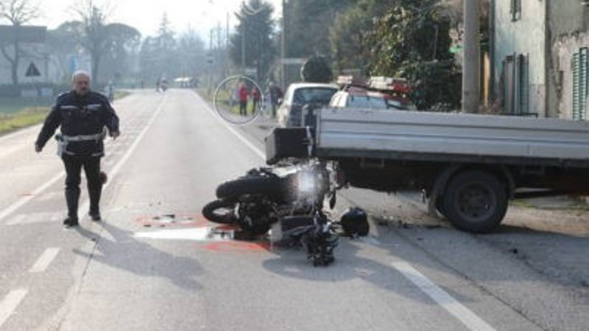 Scontro sulla Montanara, motociclista ferito
