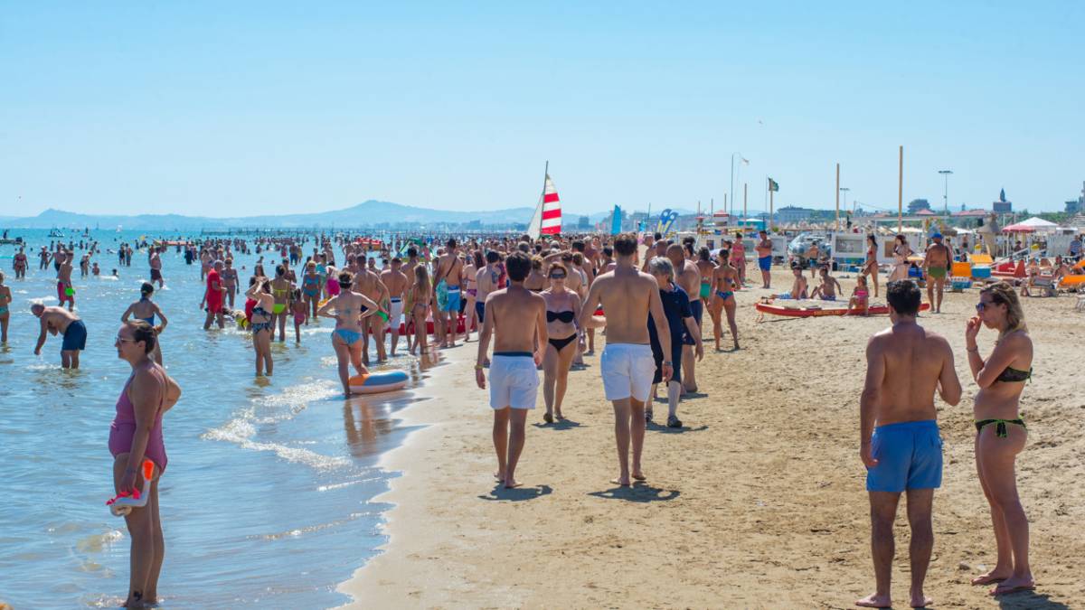 Rimini, passa una giornata in spiaggia con la carta di credito rubata: scoperto dai Carabinieri