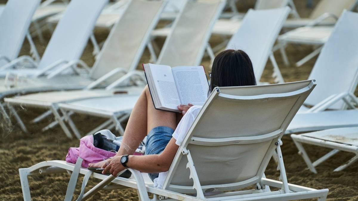 Vietato fumare sulla battigia: la svolta di Riccione in spiaggia parte il primo aprile