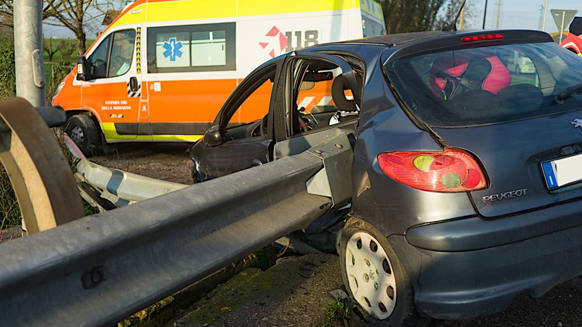 Ravenna, incidente sulla via Reale: si schianta contro il guard rail, 47enne in gravi condizioni