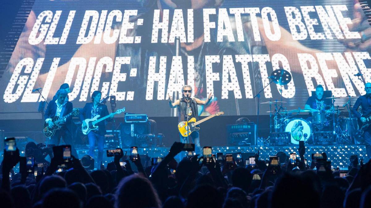 Rimini. Ligabue canta e abbraccia il suo pubblico
