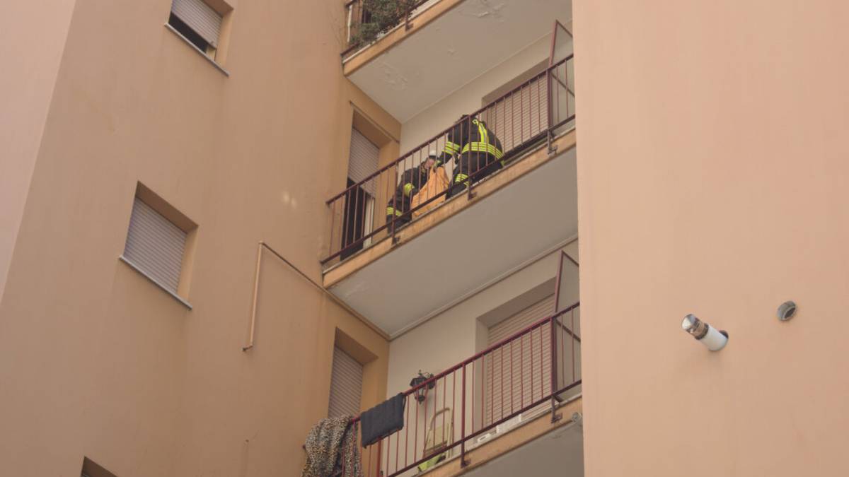 Ravenna, incendio in condominio. Anziano intossicato GALLERY