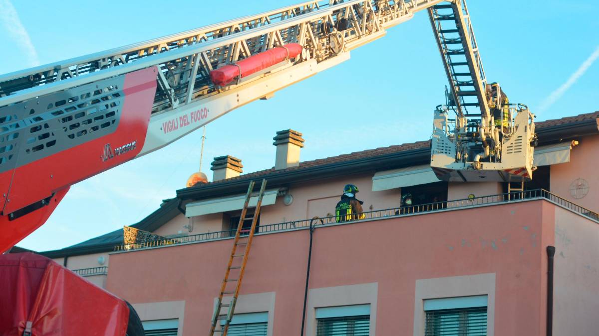 Massa Lombarda, frigorifero prende fuoco in cucina: soccorsa una coppia di anziani