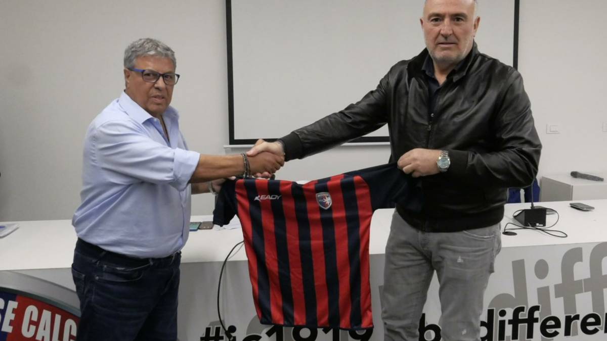 Calcio C, 20 minuti prima di vendere l'Imolese, De Sarlo ha ritoccato il contratto di staff tecnico e direttore generale