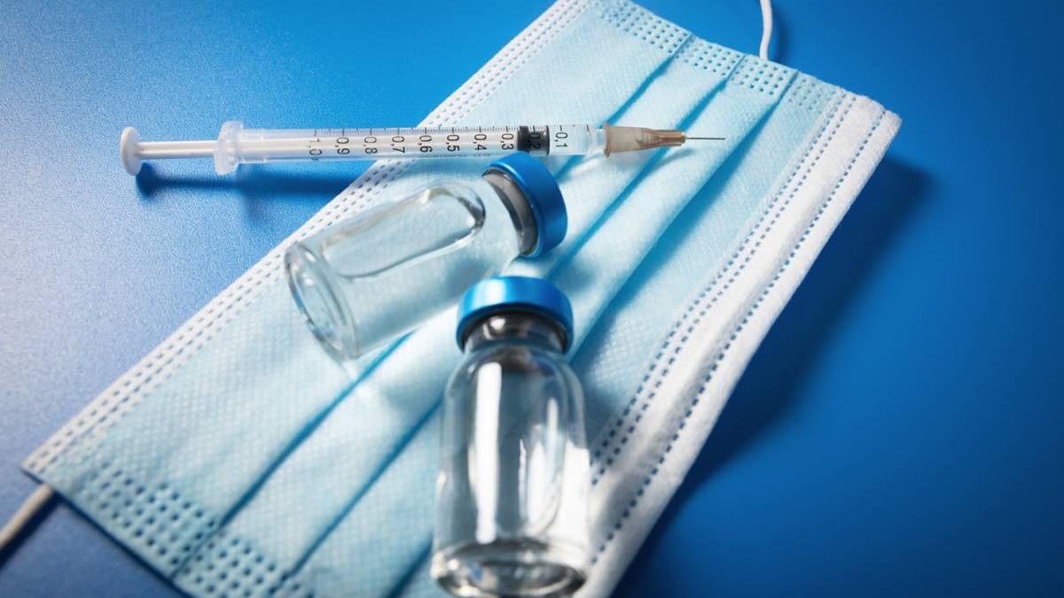 False vaccinazioni e falsi green pass: arrestato medico di Ravenna