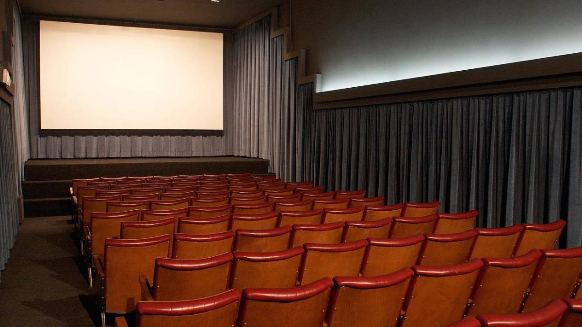Ravenna. Senza casa né permesso di soggiorno. Si barrica nel bagno del cinema Jolly