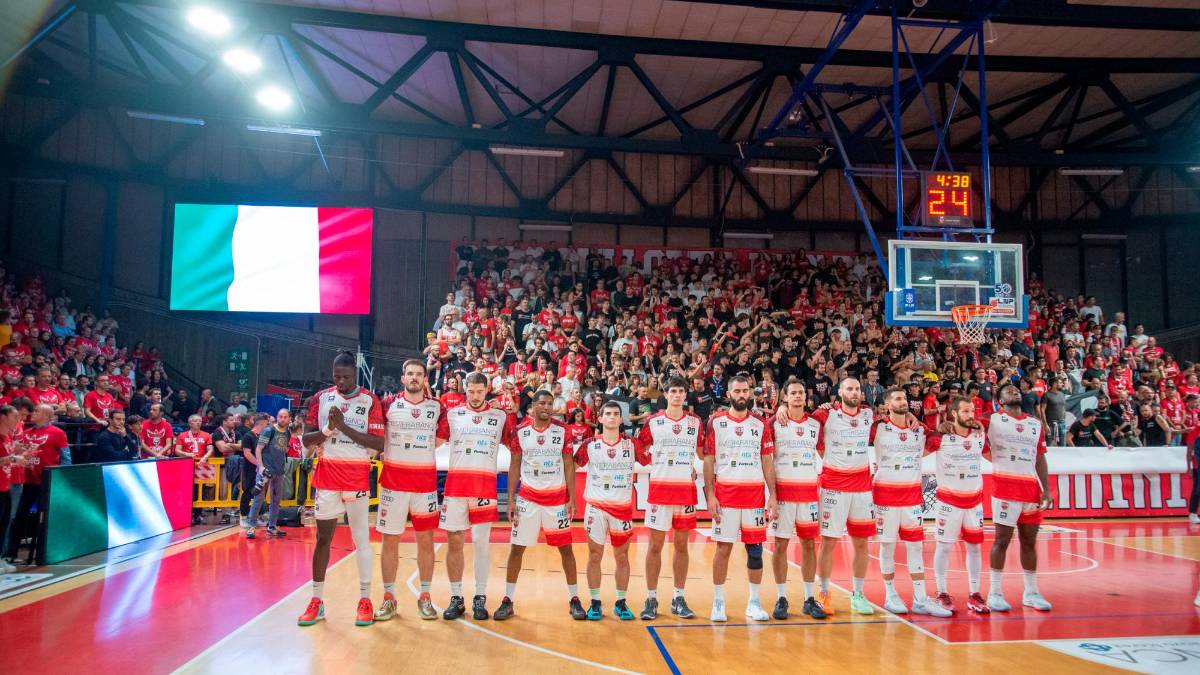 Capitan Bedetti e compagni prima della palla a due nel derby contro l’Unieuro in un palasport Flaminio vestito a festa (Morosetti)