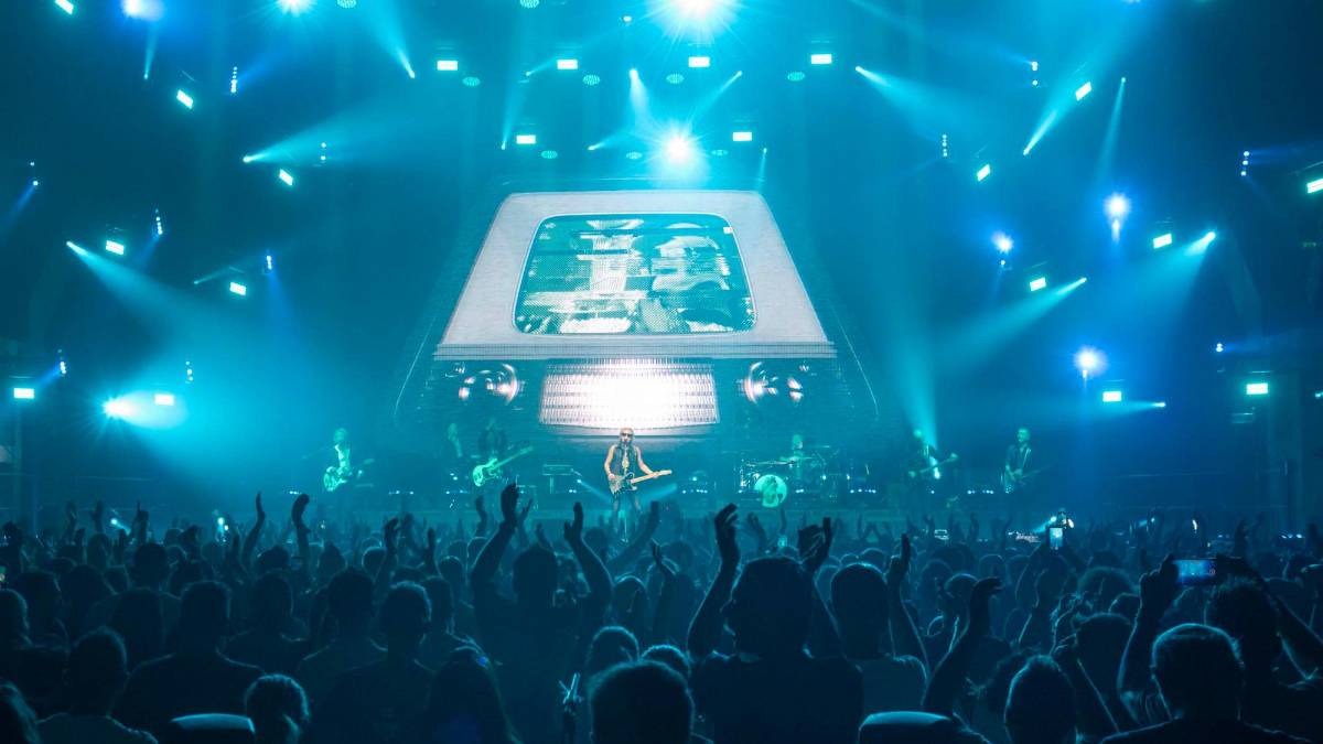 Rimini. Ligabue canta e abbraccia il suo pubblico