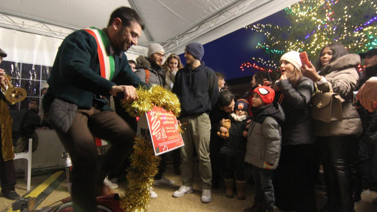 Benvenuti a Lugo, dove le luci dell'albero di Natale si alimentano a pedali - VIDEO GALLERY