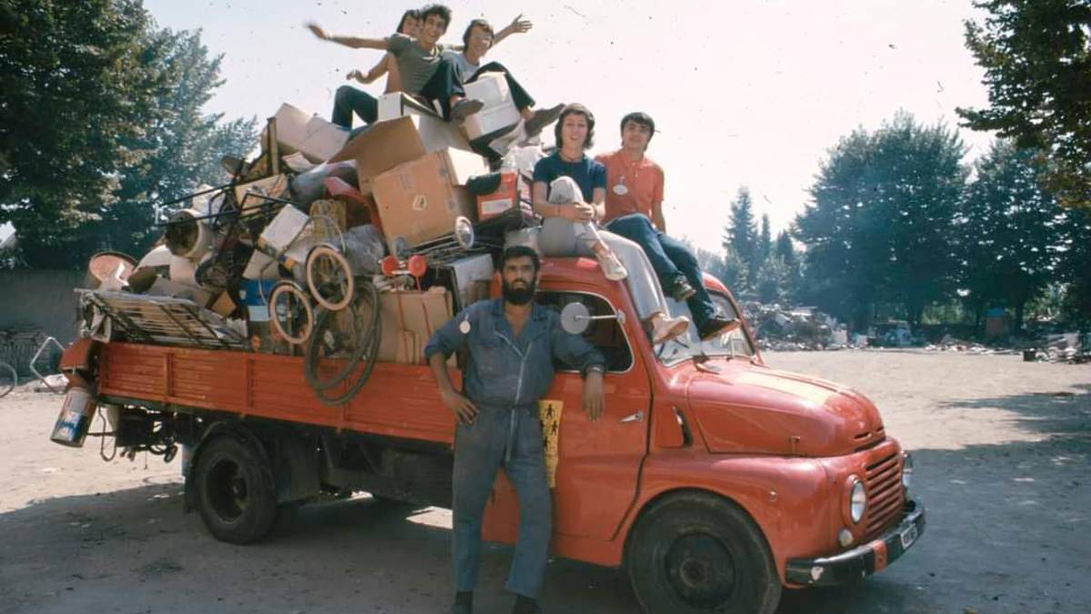 Un fra Vittore giovane con i ragazzi di uno dei tanti campi di lavoro, tutti lo hanno ricordato così