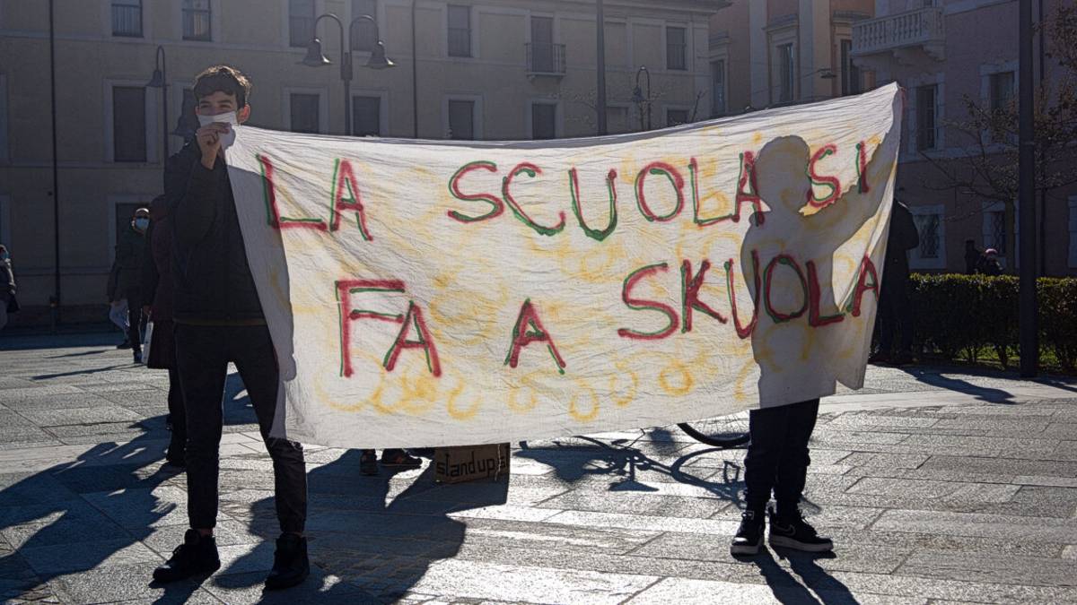 Ravenna, scuole chiuse per il Giro d'Italia. Diffida dei genitori anti dad per riaprirle