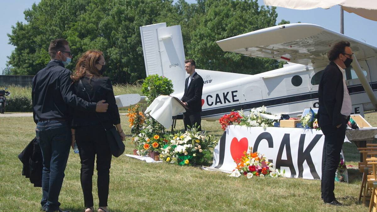 Incidente aereo a Ravenna, l'addio a Valerio Antonucci nel suo aeroporto