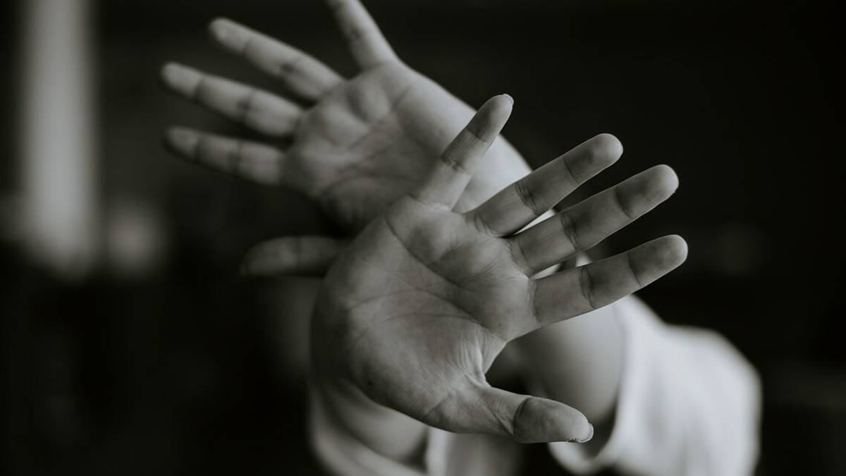 Rimini, palpeggia una turista e rompe il naso al fidanzato che cerca di difenderla: arrestato