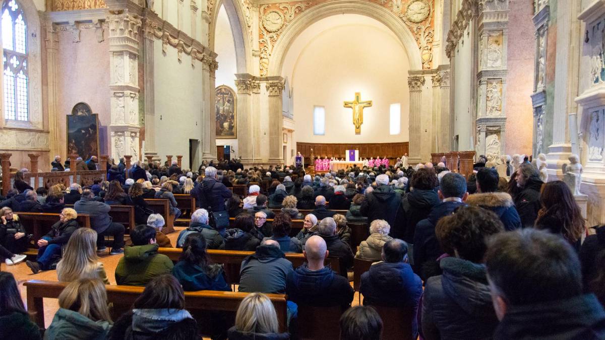 Il Duomo gremito per l’ultimo saluto alla psicologa deceduta a 80 anni e che aveva fondato il Centro famiglie. Ieri sono stati celebrati i funerali e monsignor Lambiasi ha officiato la santa messa foto tommaso morosetti