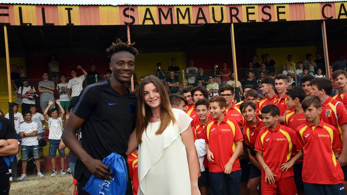 Calcio, la Roma sogna con i gol di Tammy Abraham: il bomber inglese con gli zii a San Mauro Pascoli