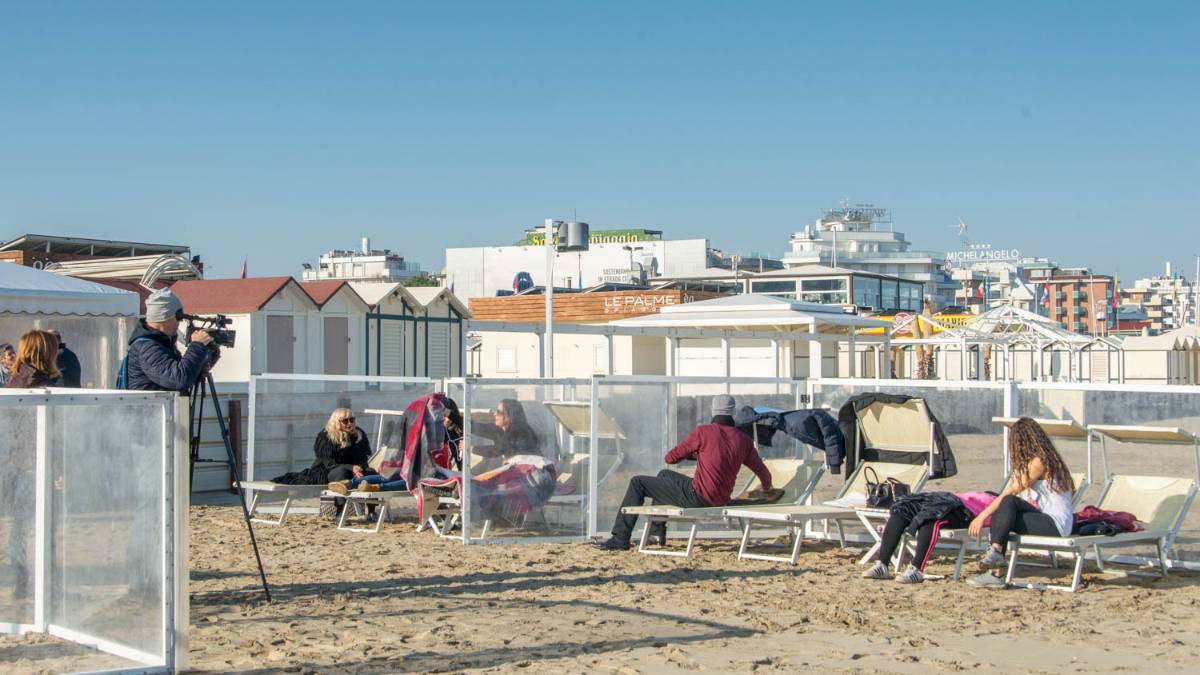 Mare d'inverno a Riccione tra tintarelle e tuffi fuori stagione
