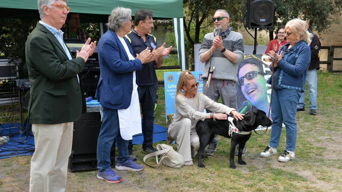Ravenna, dal Lions Club Dante Alighieri un cane guida per Alessandro: Grazie, inizia un nuovo percorso di vita