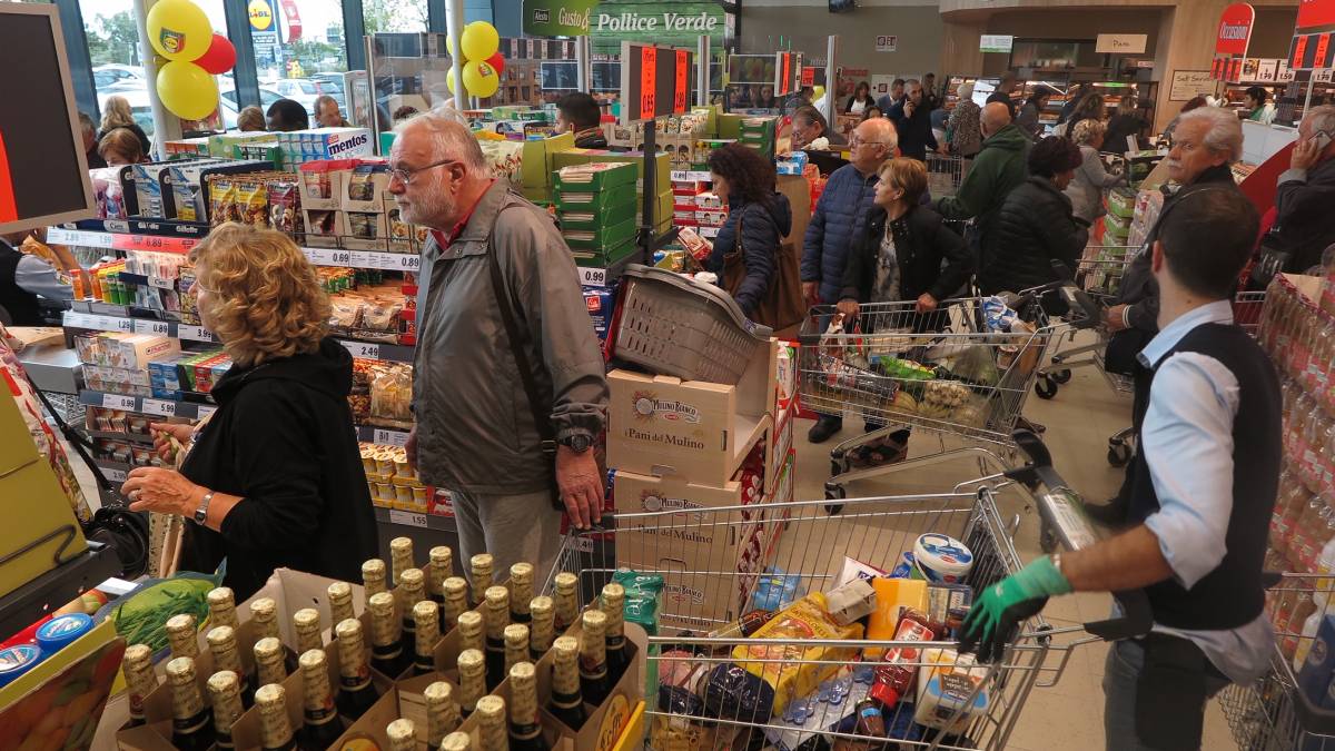 Inaugurato il nuovo Lidl di Rimini: subito boom. Tutte le foto