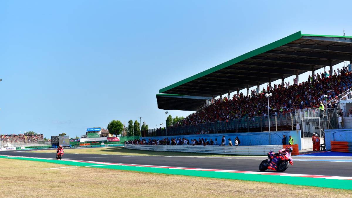MotoGp a Misano, tanto pubblico e sfilata di vip, dall’autore Claudio Santamaria al pilota F1 Kimi Antonelli - Gallery