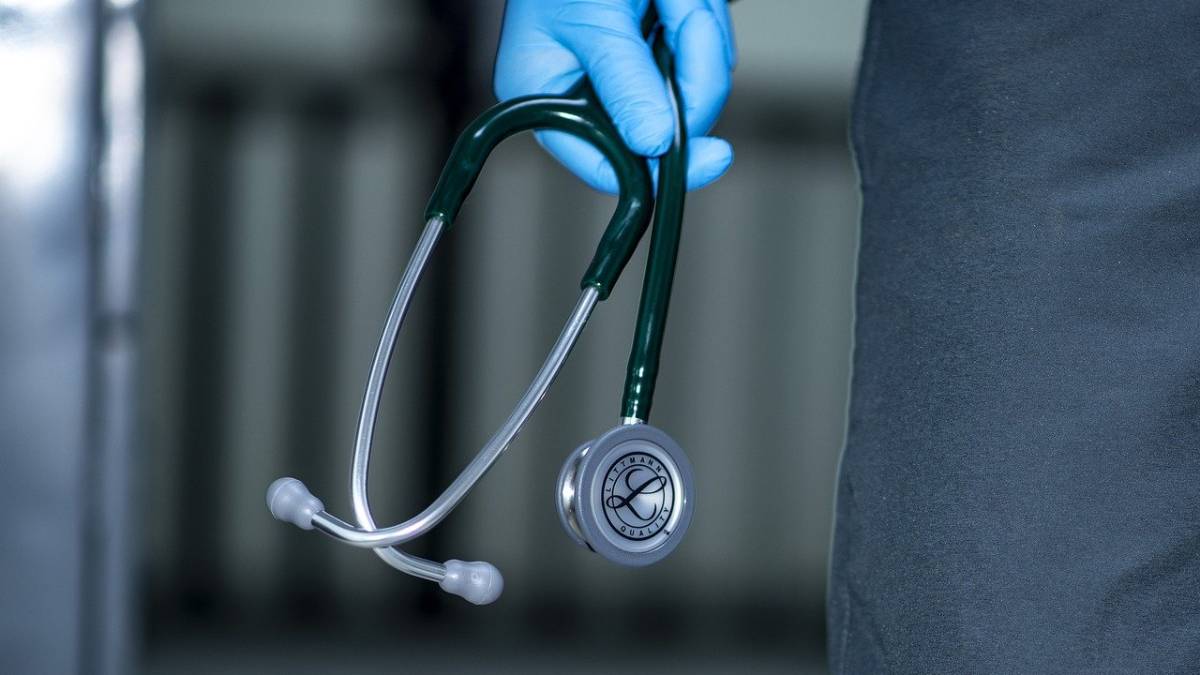 Falso medico prometteva la guarigione dal Covid 19 con delle polverine