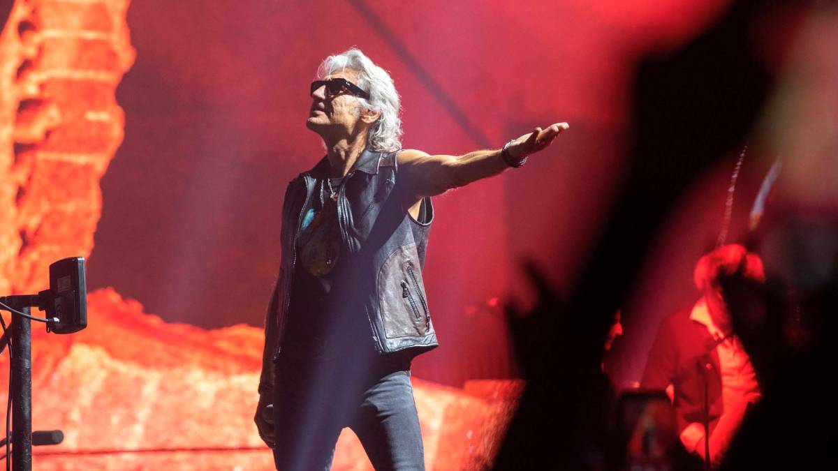 Rimini. Ligabue canta e abbraccia il suo pubblico