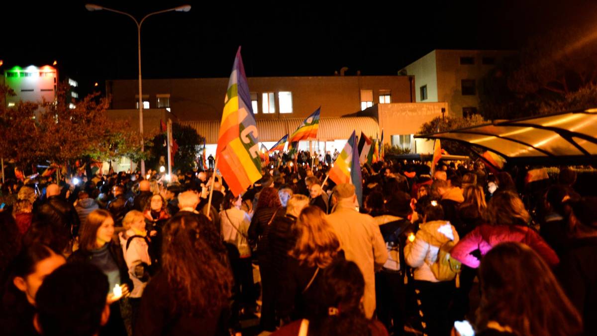 La Romagna per Gaza: in 3mila a Ravenna al flash mob del personale sanitario con torce e lampade
