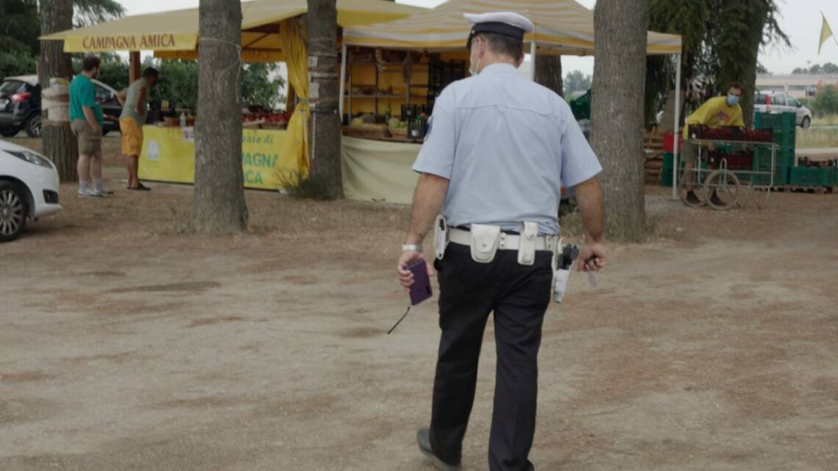 Russi, un'auto lo investe e lo fa sbattere contro un pino: muore 50enne di Cesenatico