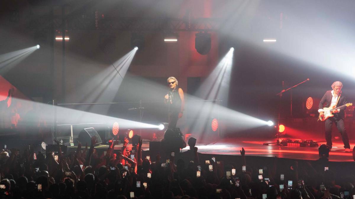Rimini. Ligabue canta e abbraccia il suo pubblico