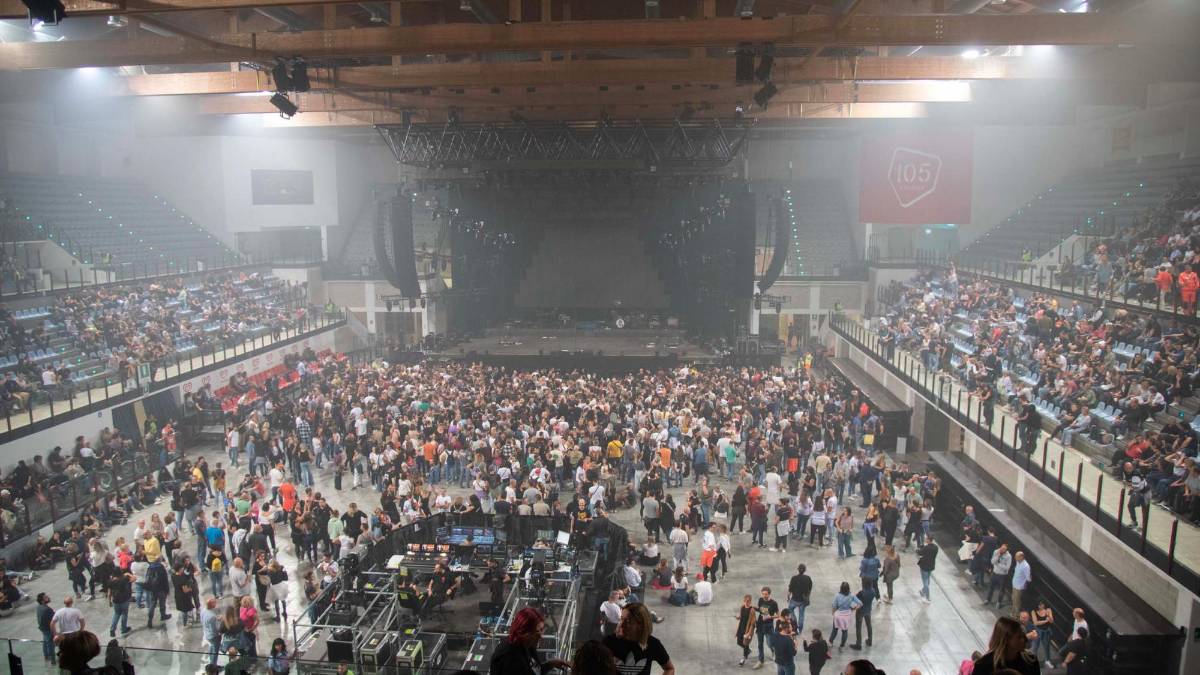 Rimini. Ligabue canta e abbraccia il suo pubblico