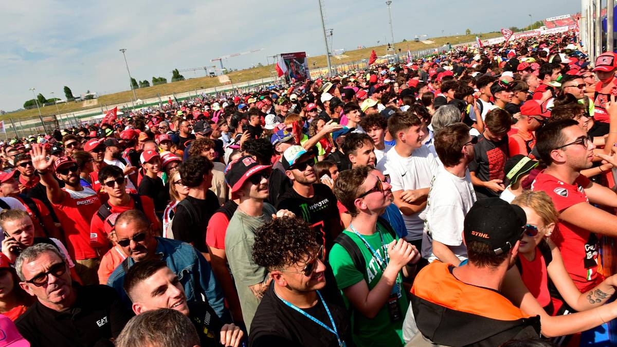 Il pubblico ieri al Gran Premio dell’Emilia Romagna di motociclismo (foto Fini)
