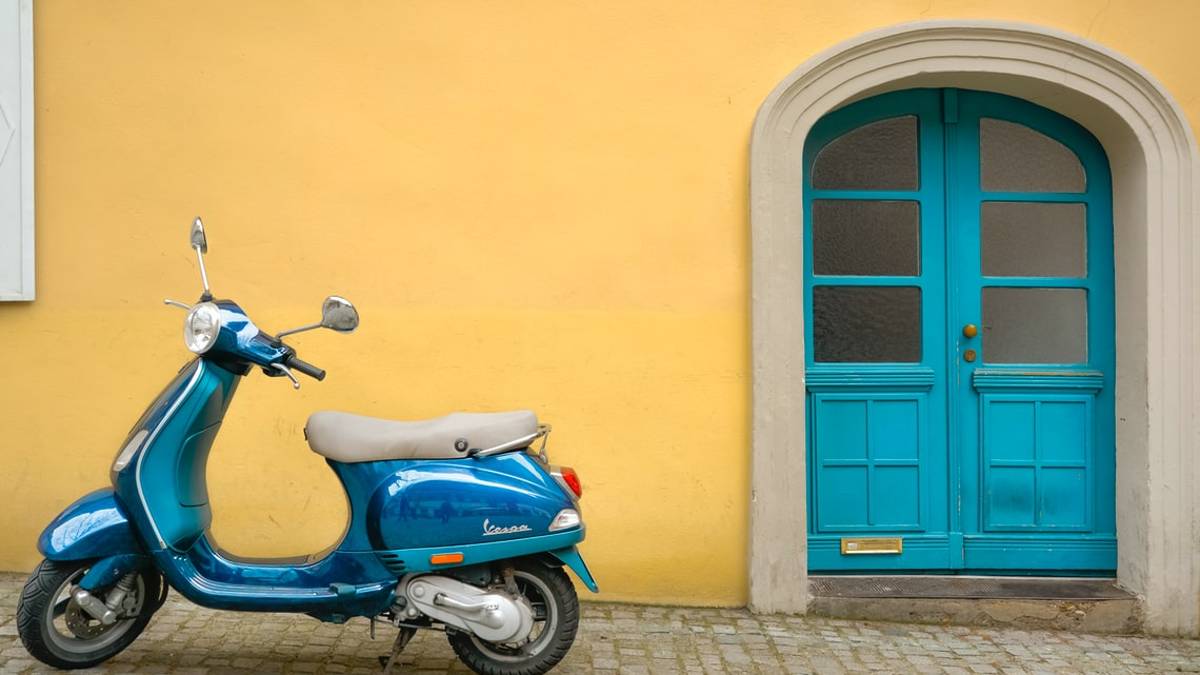 Rimini, con lo scooter in zona pedonale spinge a terra un vigile: denunciato