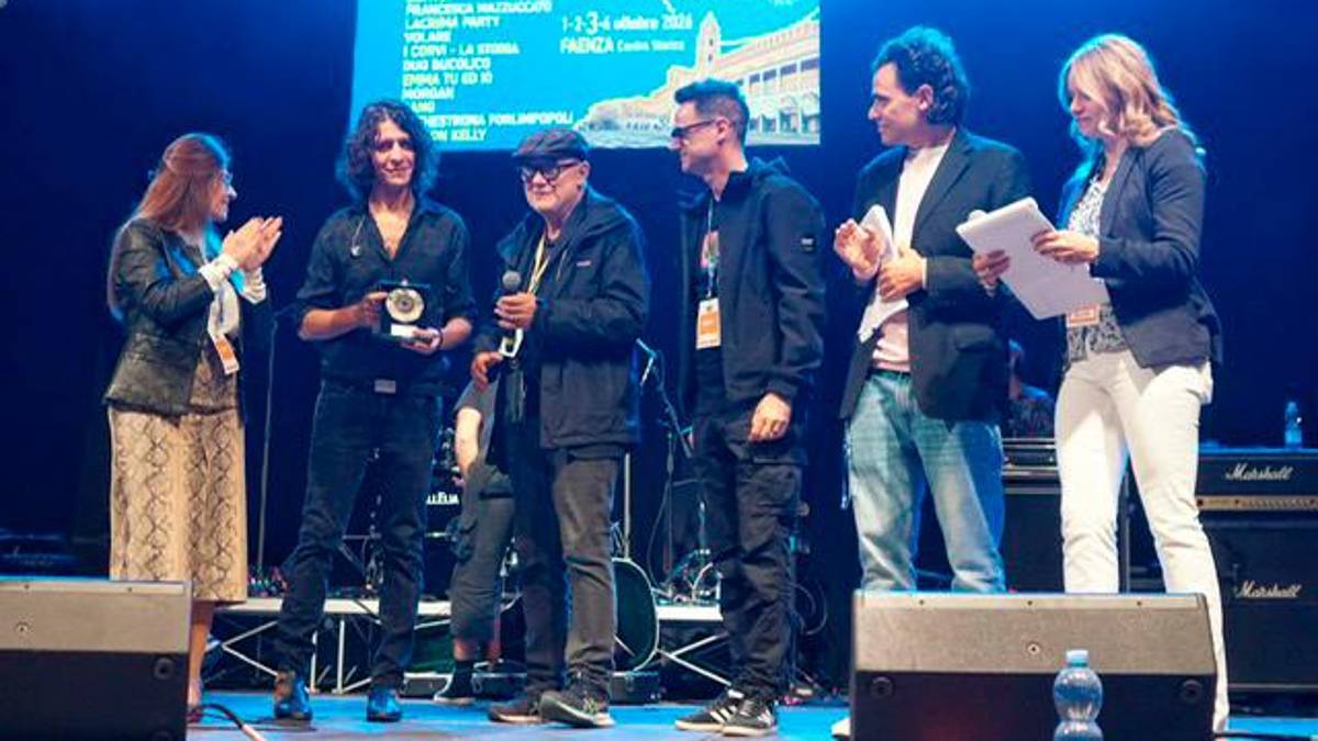 Motta premiato da Giordano Sangiorgi