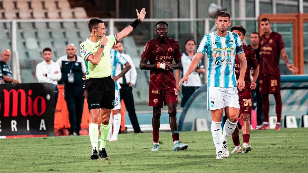 L’arbitro Gianluca Renzi di Pesaro dopo l’annullamento del gol di Viola