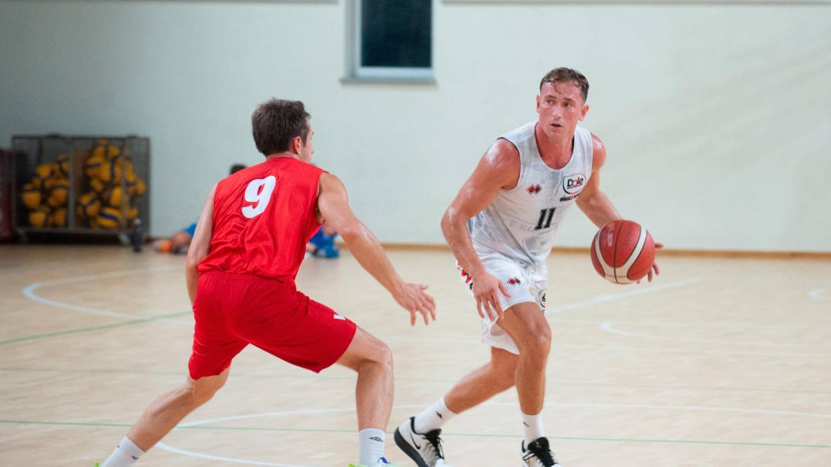 Davide Denegri contro De Nicolao nella recente amichevole giocata tra Dole e Pesaro foto tommaso morosetti