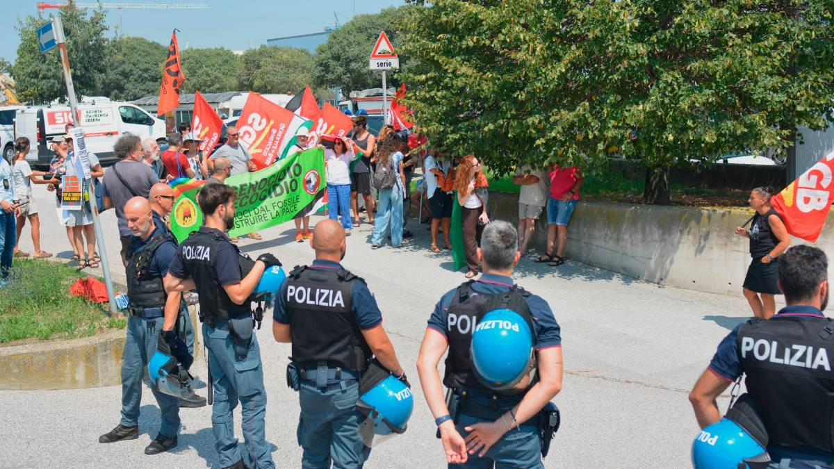Ravenna, presidio contro l’uso del porto per la guerra GALLERY