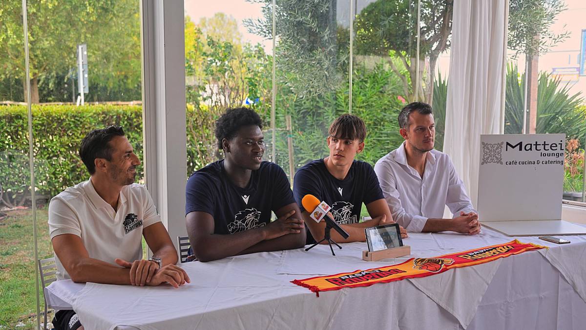 I due giocatori assieme al coach Aniello e al direttore Nicoletti fotO fiorentini