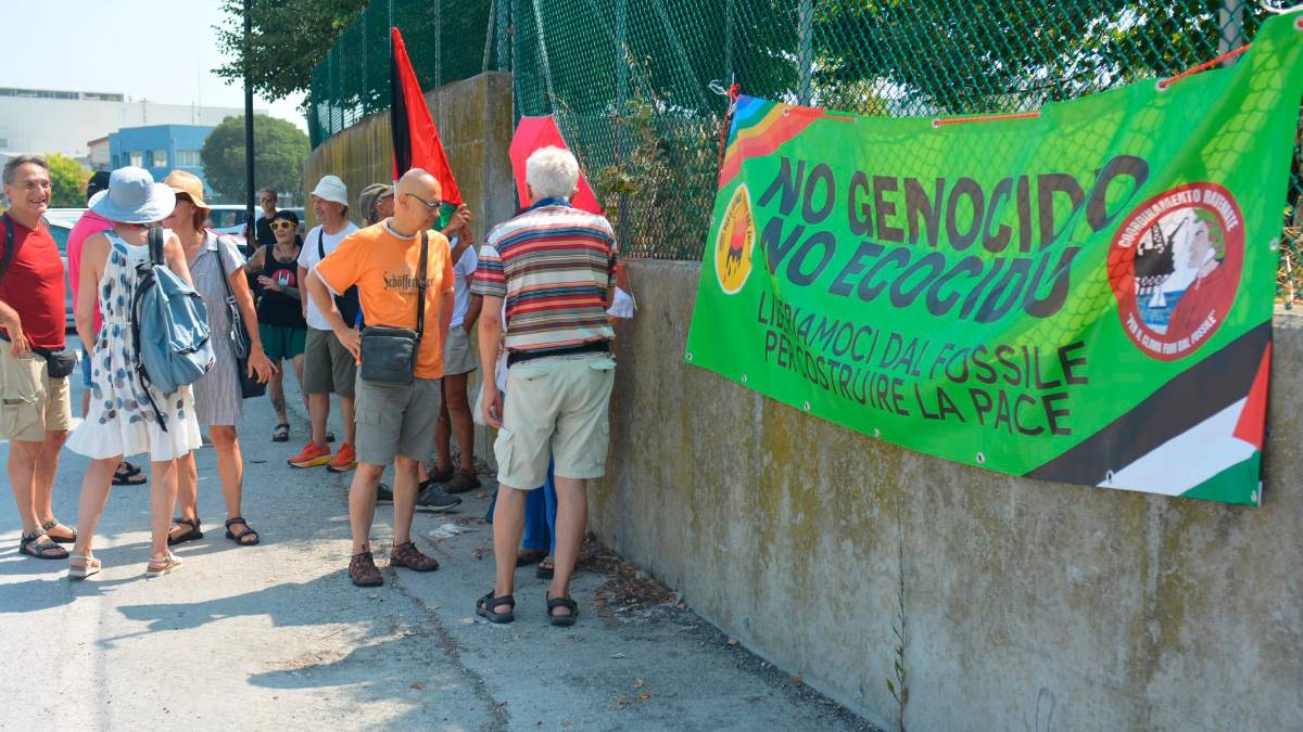 Ravenna, presidio contro l’uso del porto per la guerra GALLERY