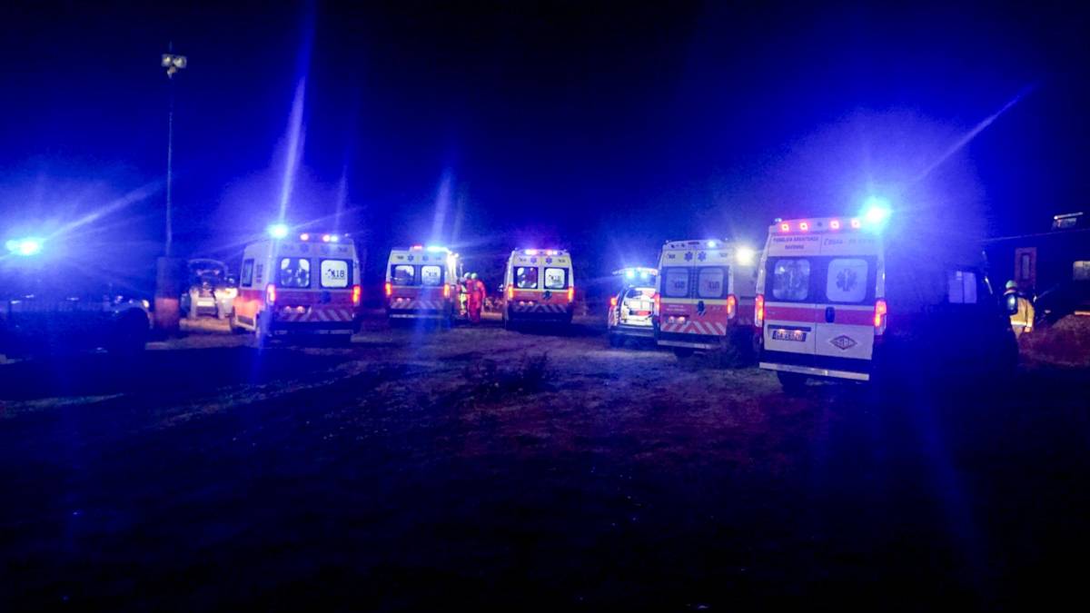 Le operazioni di soccorso da parte di vigili del fuoco e 118 sul luogo dell’impatto foto MMPH