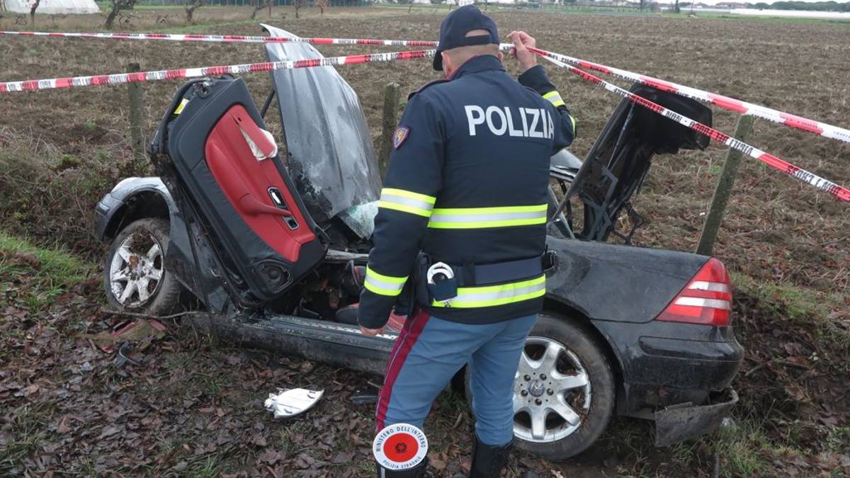 Incidente a Rimini. Si schianta contro un albero: è gravissimo