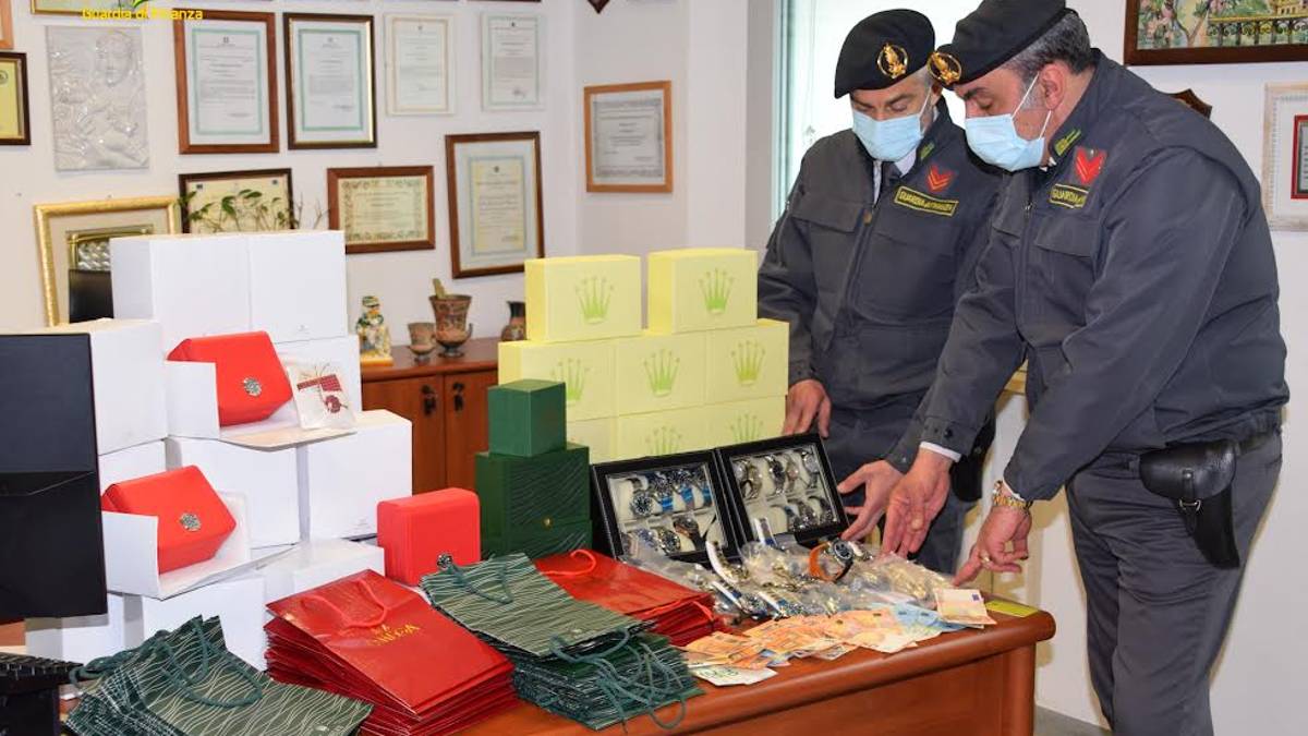 Orologi tarocchi comprati sul web, Finanza multa 127 persone