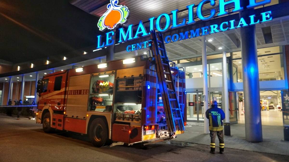 Faenza, evacuato per un incendio il centro commerciale Le Maioliche