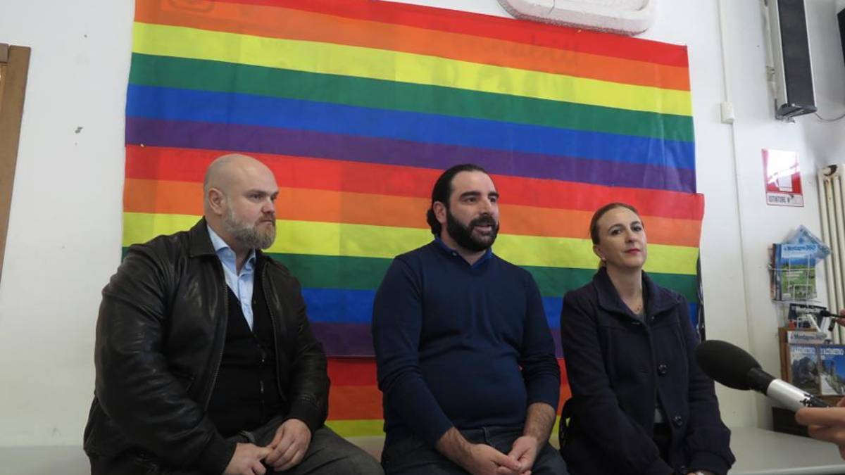 Rimini,condannato a tinteggiare sede Arcigay chiama la polizia contro la stampa