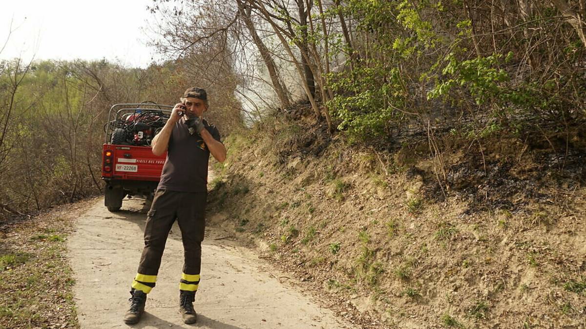 Brucia la collina faentina: un ferito