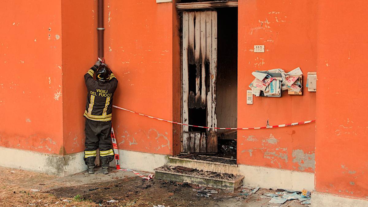 Paura all’alba ad Alfonsine: incendio in un’abitazione, tre giovani in ospedale FOTOGALLERY