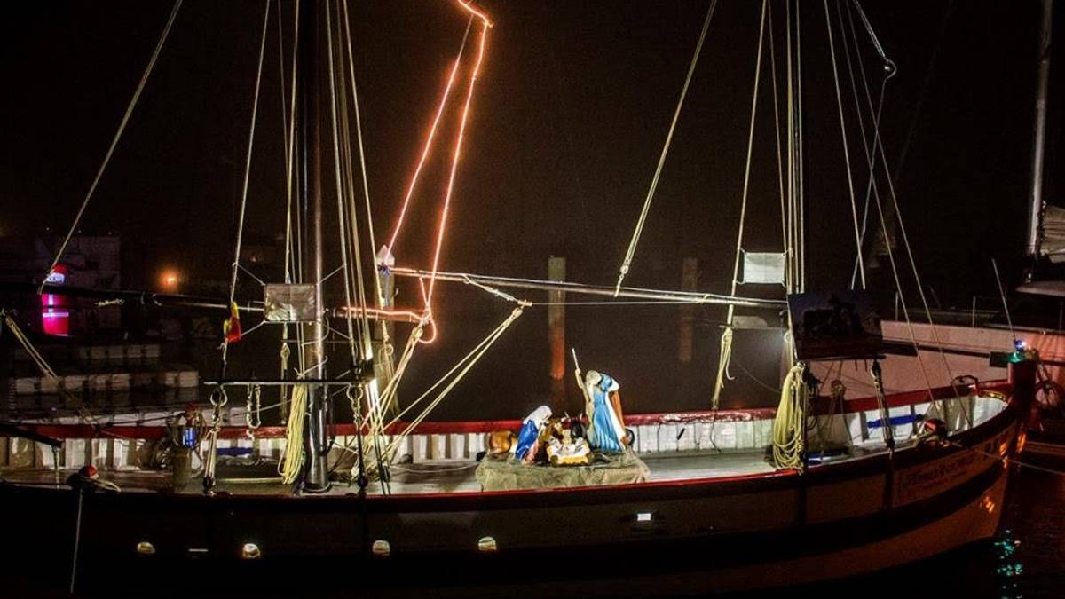 Rimini, si è acceso il presepe in Darsena