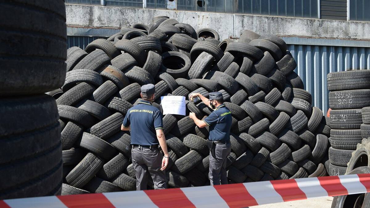 Faenza, Guardia di Finanza sequestra deposito di pneumatici usati