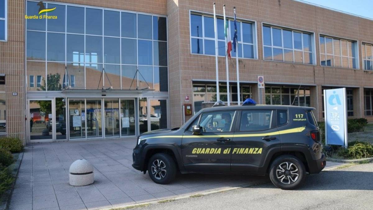 Lavoro nel Ravennate, irregolarità in un terzo delle strutture ispezionate dalla Finanza