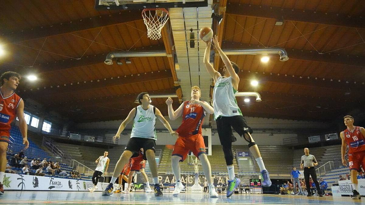 Basket, giovedì i Raggisolaris alle Maioliche per Sport al centro