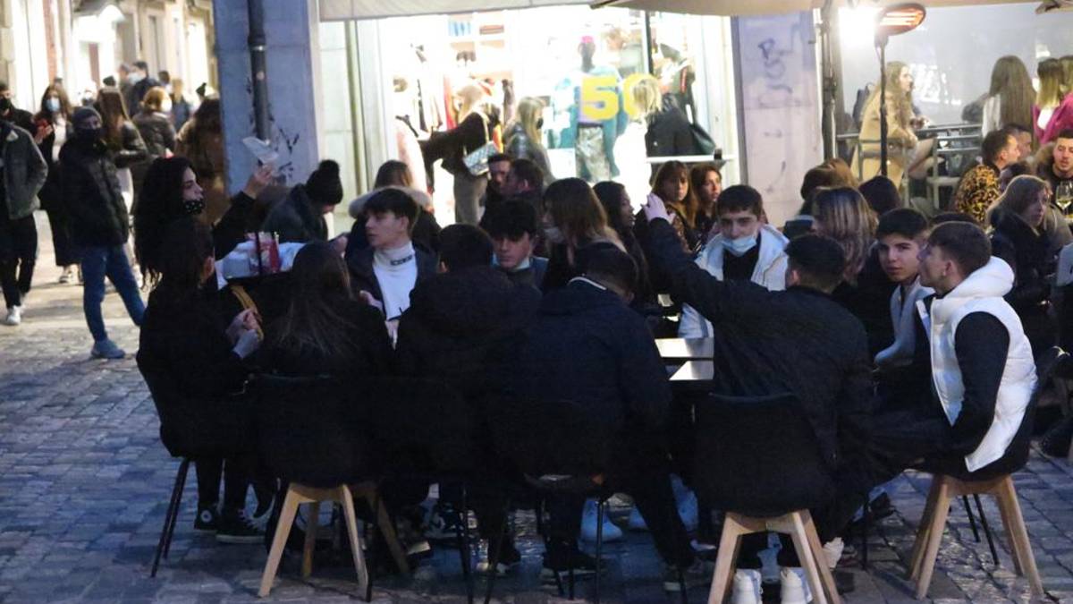 Zona gialla, centro di Rimini invaso: un muro umano per l'aperitivo